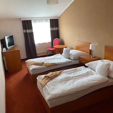 Hotel Cerny Orel Zatec Esterno foto