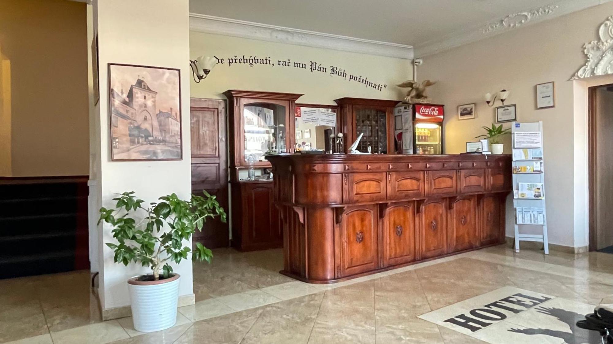 Hotel Cerny Orel Zatec Esterno foto