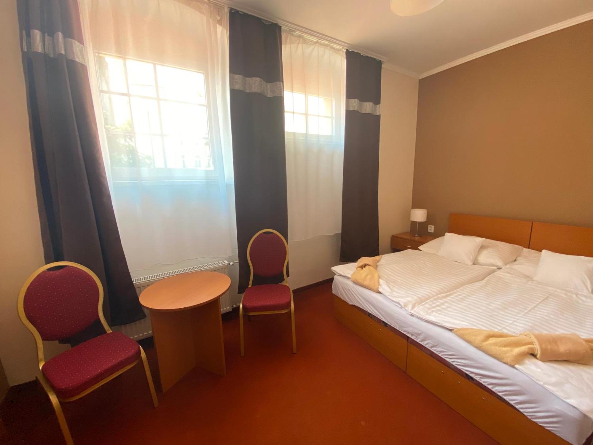 Hotel Cerny Orel Zatec Esterno foto