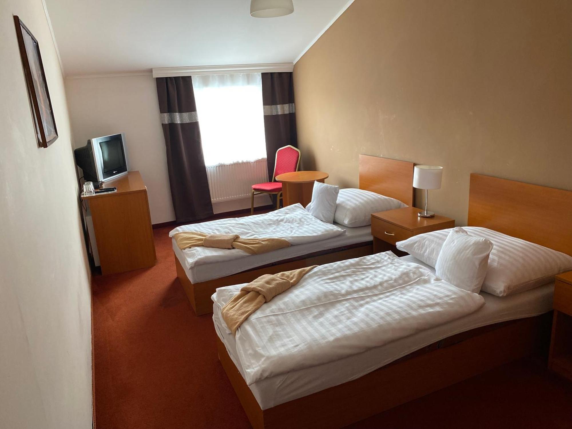 Hotel Cerny Orel Zatec Esterno foto